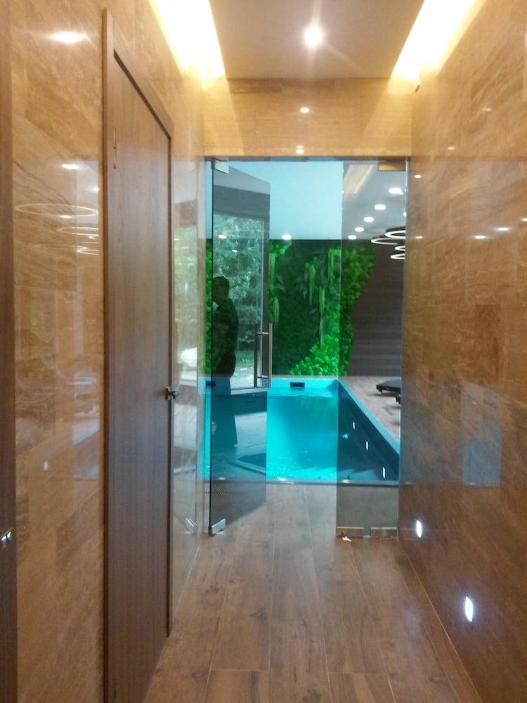 Автор дизайнер ОЛЕГ ЧАРУШИН