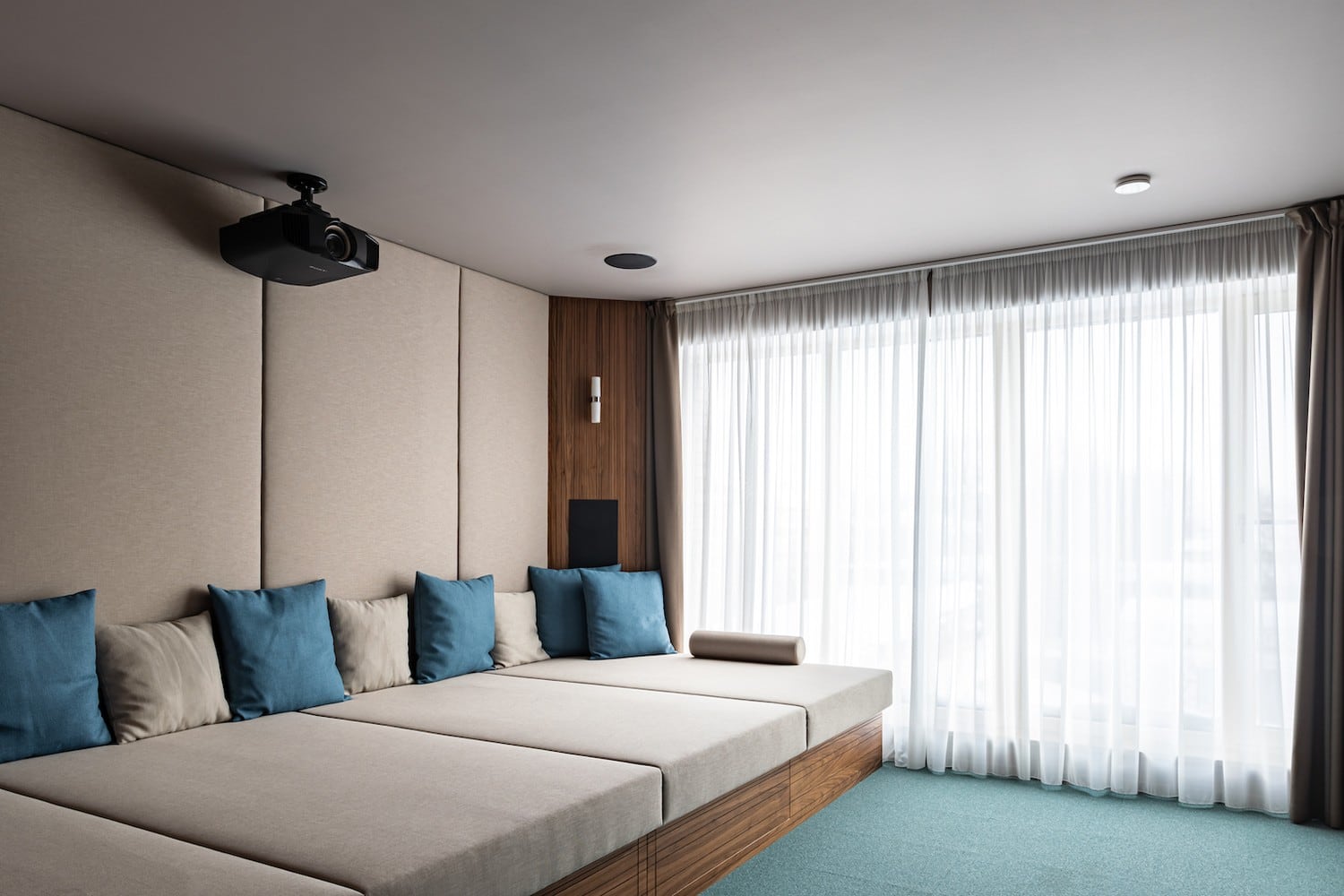 Автор дизайнер ОЛЕГ ЧАРУШИН