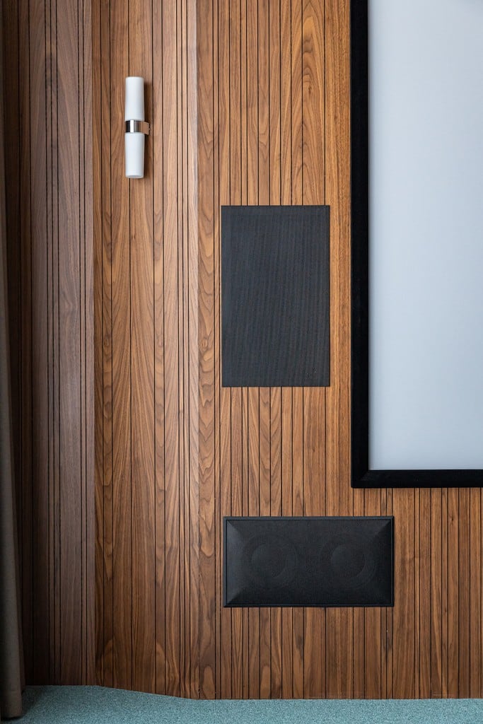 Автор дизайнер ОЛЕГ ЧАРУШИН