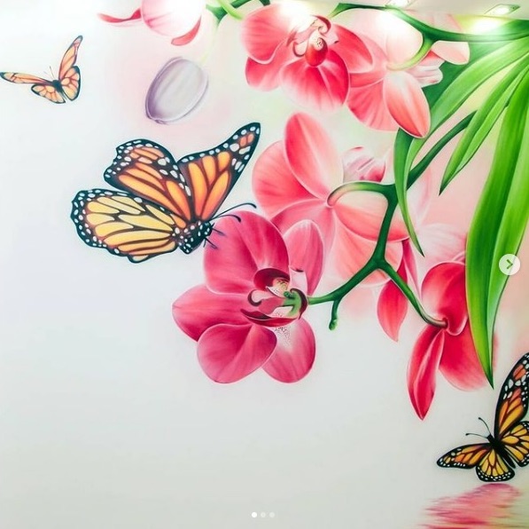 Роспись в спальне с панорамными стеклами, комната абсолютно белая, поэтому роспись сыграла ключевую роль в этом помещении и придала интерьеру сочности.. Автор художник-декоратор АЛЕКСЕЙ МАМАЕВ