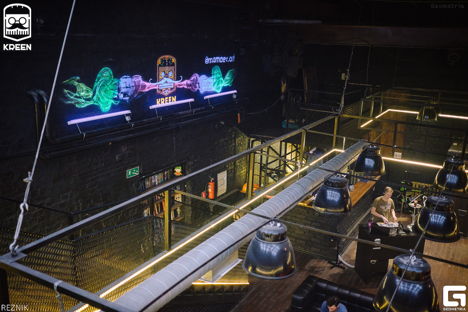 За основу этого рисунка  взят мексиканский праздник Día de los Muertos (День Мертвых). По поверью, в эти дни души умерших родственников посещают родной дом. Традиция восходит к индейцам майя и ацтекам, которые приносили дары богине Миктлансиуатль.. Автор художник-декоратор АЛЕКСЕЙ МАМАЕВ