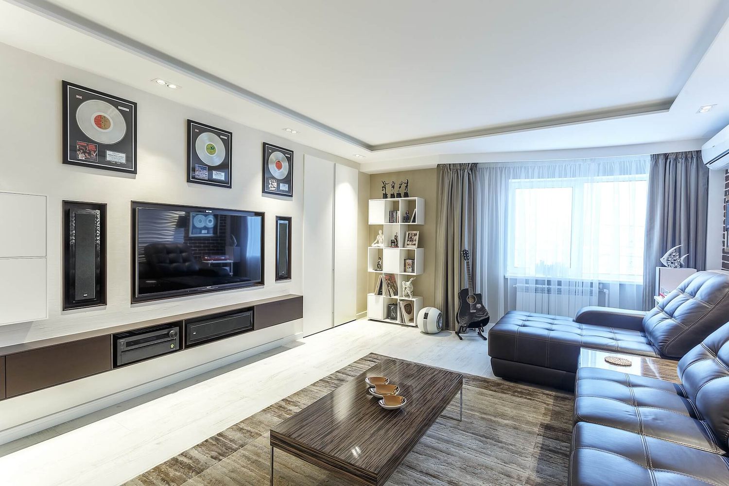 Профессиональный домашний кинотеатр в квартире для любителей кино. Автор компания SETUS Design, арт-директор Анна Стрижова